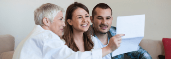 Doctora explicando resultados a pacientes