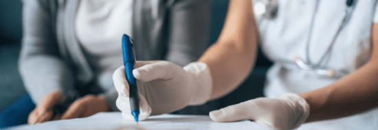 Doctora y paciente en consulta medica