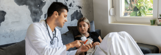 Doctor explicando medicamentos a paciente