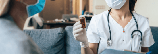 Doctora informando a paciente sobre medicamentos